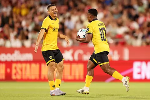 حقق حلمه.. أرياس يسجل في ظهوره الأول مع وولفرهامبتون